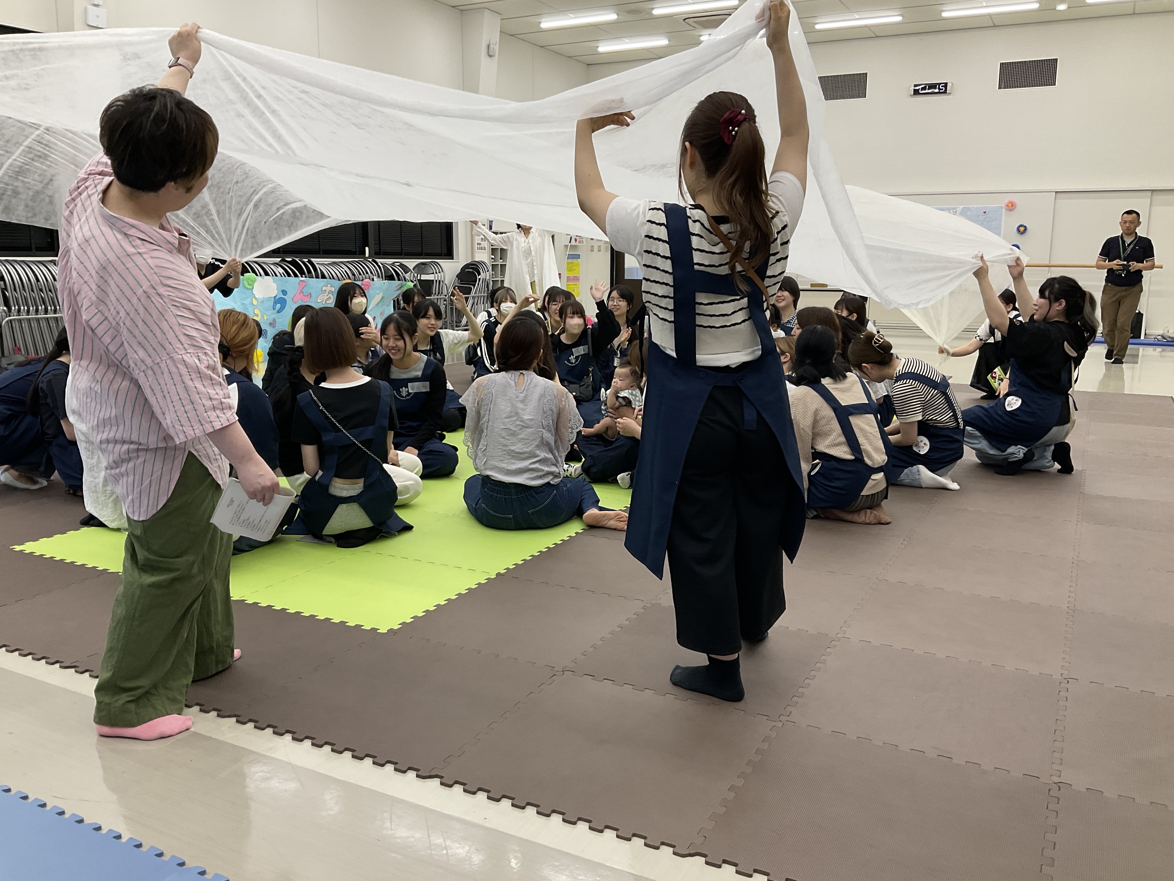 みんなで楽しく“げきあそび”①
～ゆらゆら・ぱっ！～