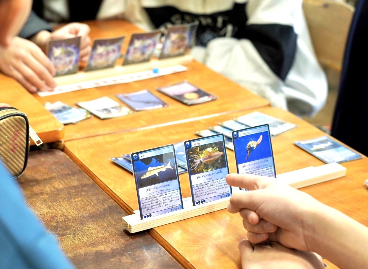 カードゲームで地球を学ぶ